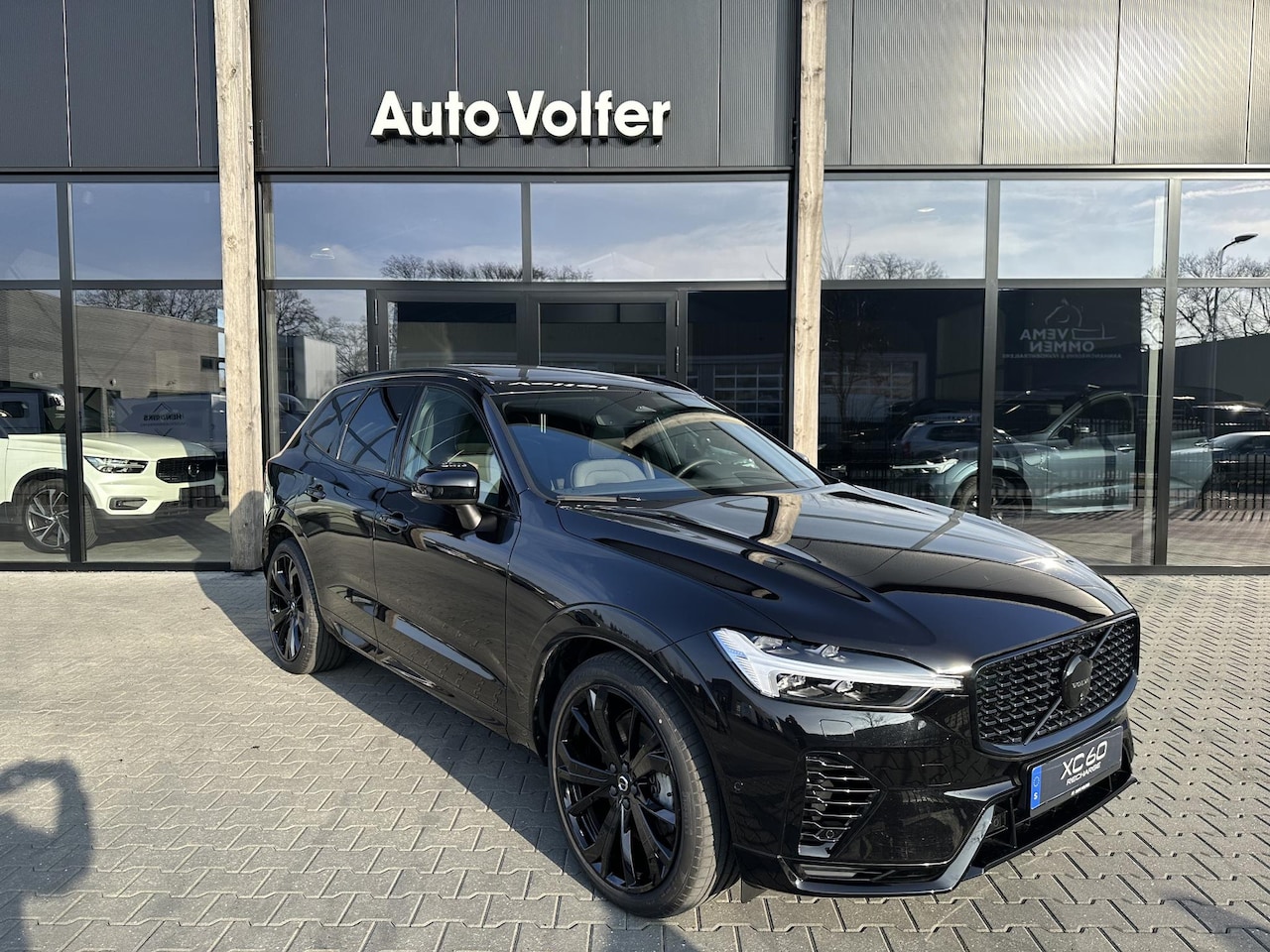 Volvo XC60 - 2.0 T6 Plug-in hybrid AWD Plus Black Edition Luchtvering|HUD|H&K|360|ACC|memory - AutoWereld.nl