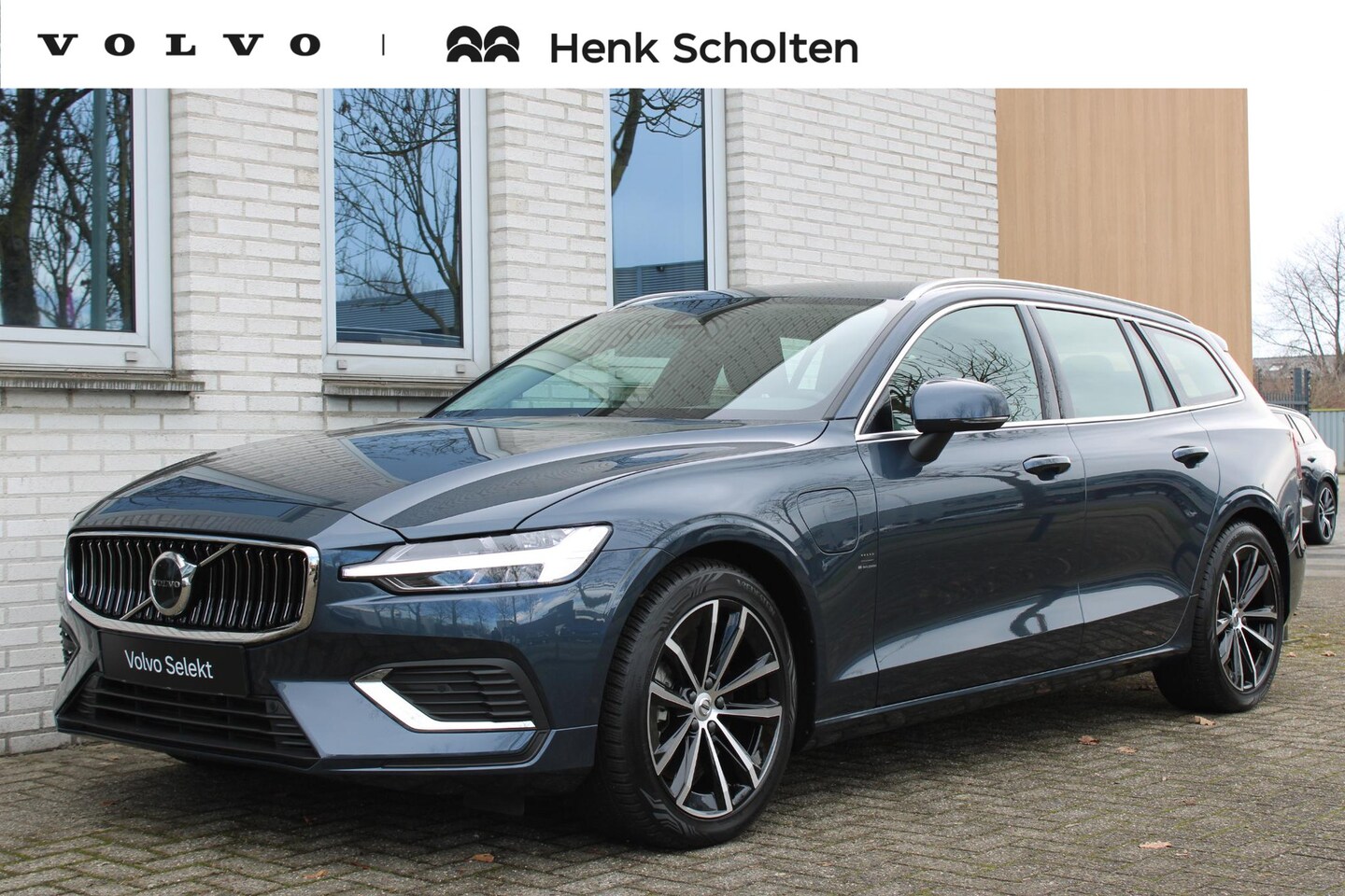 Volvo V60 - T6 Plug-in hybrid AWD Essential Bright Lederen Bekleding | Stoel-/ stuurwielverwarming | E - AutoWereld.nl