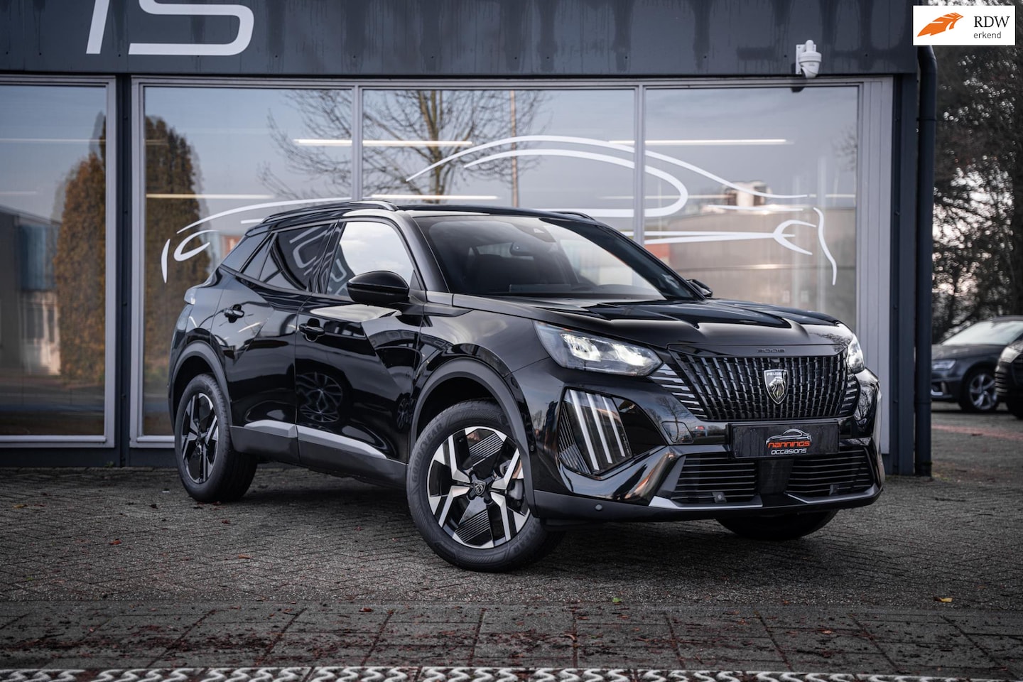 Peugeot 2008 - 1.2 PureTech Blue Lease Allure|Carplay|Adaptive Cruise|Cam|DAB|Navi| - AutoWereld.nl