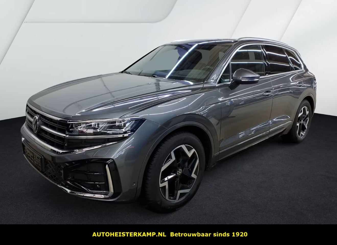 Volkswagen Touareg - 3.0 TDI R-Line Grijs Kenteken ACC Stoelkoeling Luchtvering Trekhaak Head-Up - AutoWereld.nl