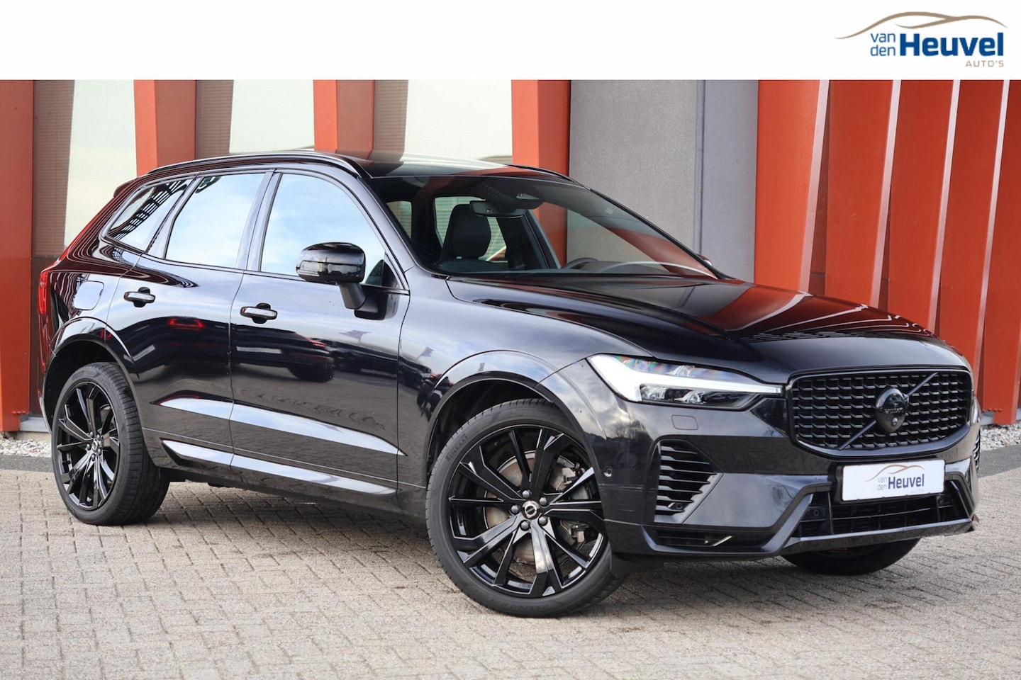 Volvo XC60 - T6 Recharge AWD Black Edition | Stoelverwarming | Trekhaak | 360° Camera | BLIS | Panormad - AutoWereld.nl