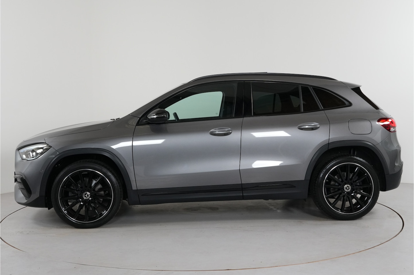 Mercedes-Benz GLA-Klasse - 250 e AMG Line | Night edition | Pano | 20" | Leer/alcantara | - AutoWereld.nl