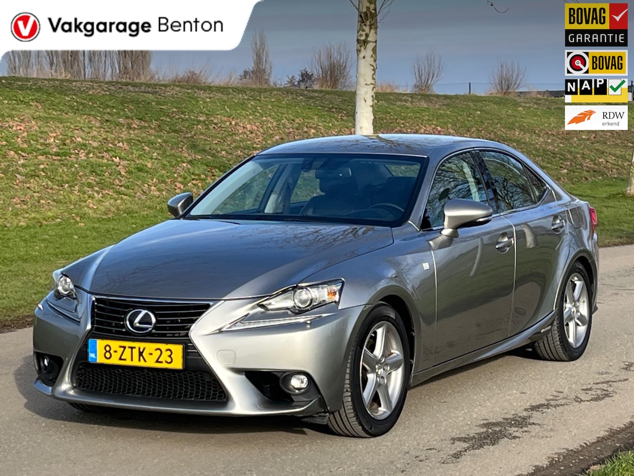 Lexus IS - 300h 25th Edition | Limited Edition | Navigatie | Stoelverwarming | Camera | Trekhaak | NL - AutoWereld.nl