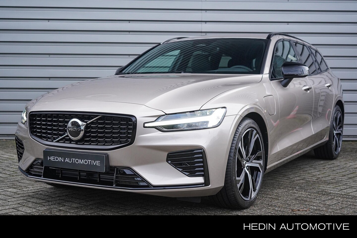 Volvo V60 - 2.0 T8 Plug-in hybrid AWD Plus Perform. Ed. Dark | Extra getint glas achter | Inleg van ec - AutoWereld.nl