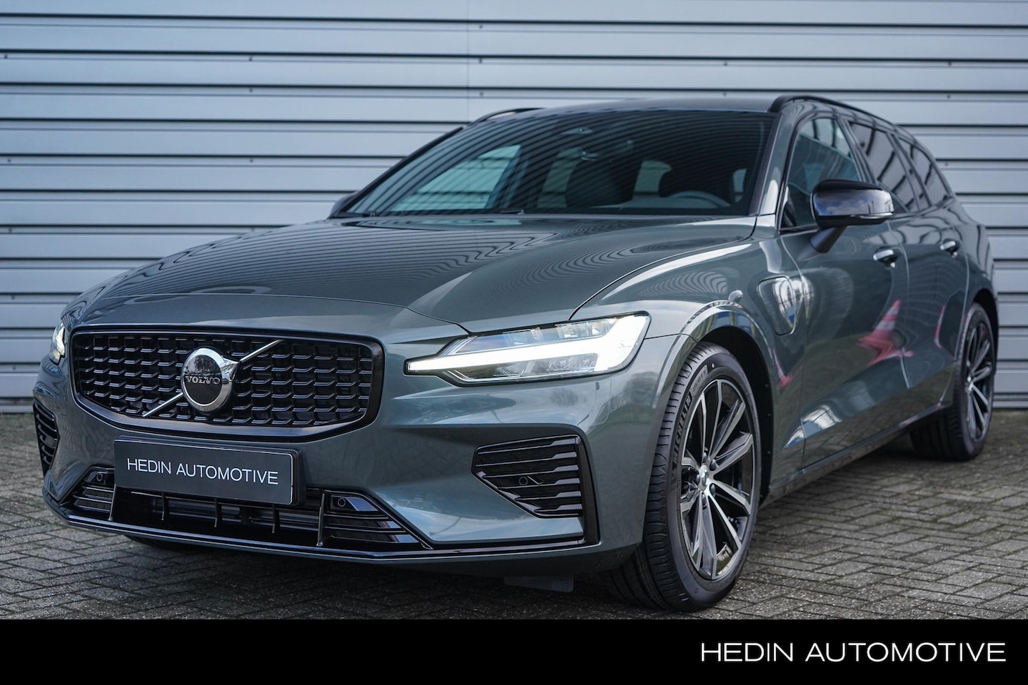 Volvo V60 - 2.0 T8 Plug-in hybrid AWD Plus Perform. Ed. Dark | Kristallen versnellingspook van Orrefor - AutoWereld.nl