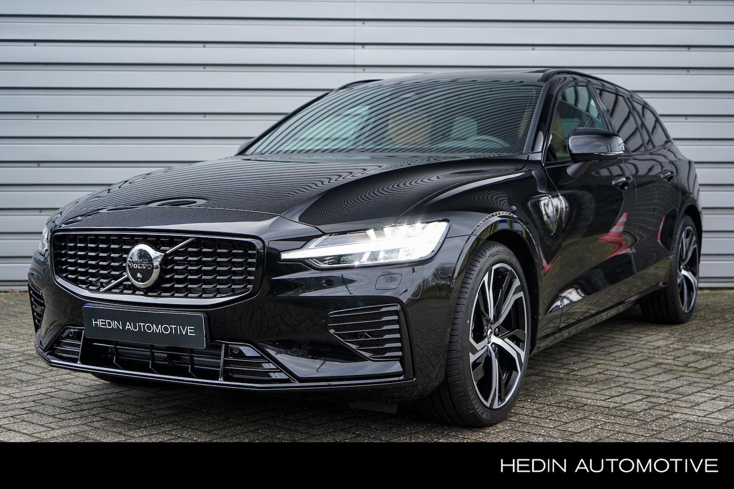 Volvo V60 - 2.0 T6 Plug-in hybrid AWD Plus Dark | Bowers & Wilkins audiosysteem | Massagefunctie voors - AutoWereld.nl