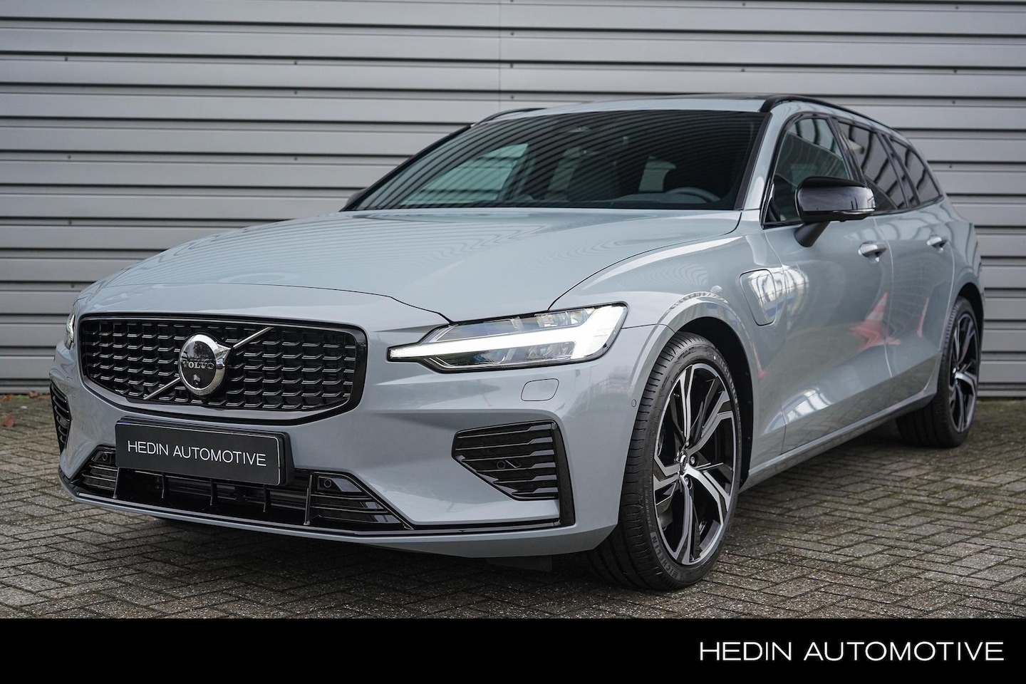 Volvo V60 - 2.0 T8 Plug-in hybrid AWD Ultra Perf. Ed. Dark | Bowers & Wilkins audiosysteem | 19" 5-tri - AutoWereld.nl