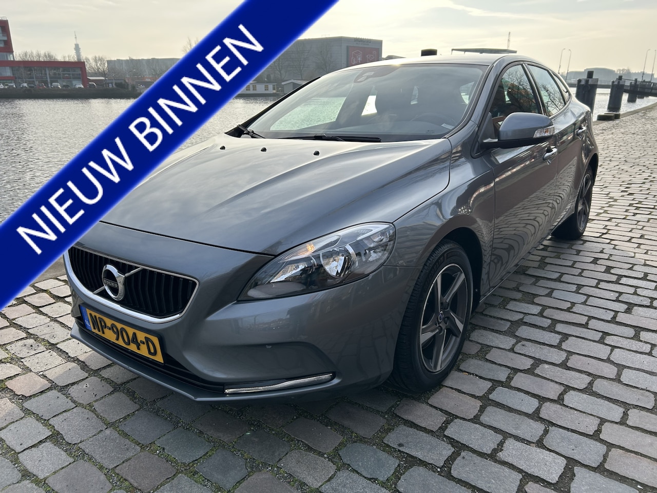 Volvo V40 - 2.0 T2 Kinetic Airco/Ecc Navi PDC Trekhaak - AutoWereld.nl