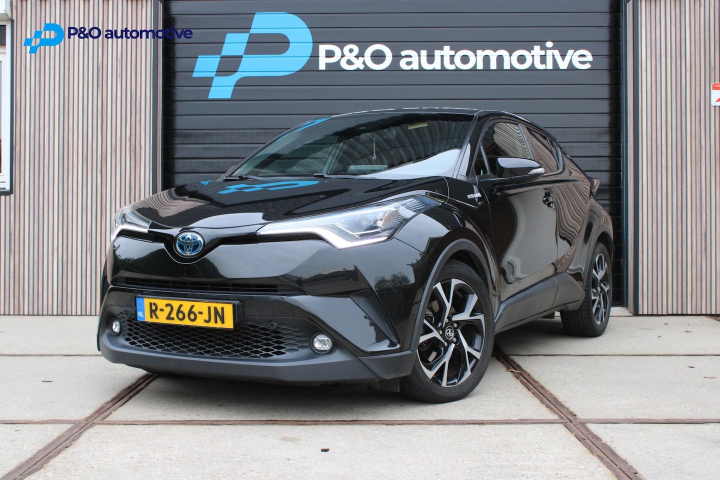 Toyota C-HR - 1.8 Hybrid Executive Ultimate ACC / TREKHAAK - AutoWereld.nl