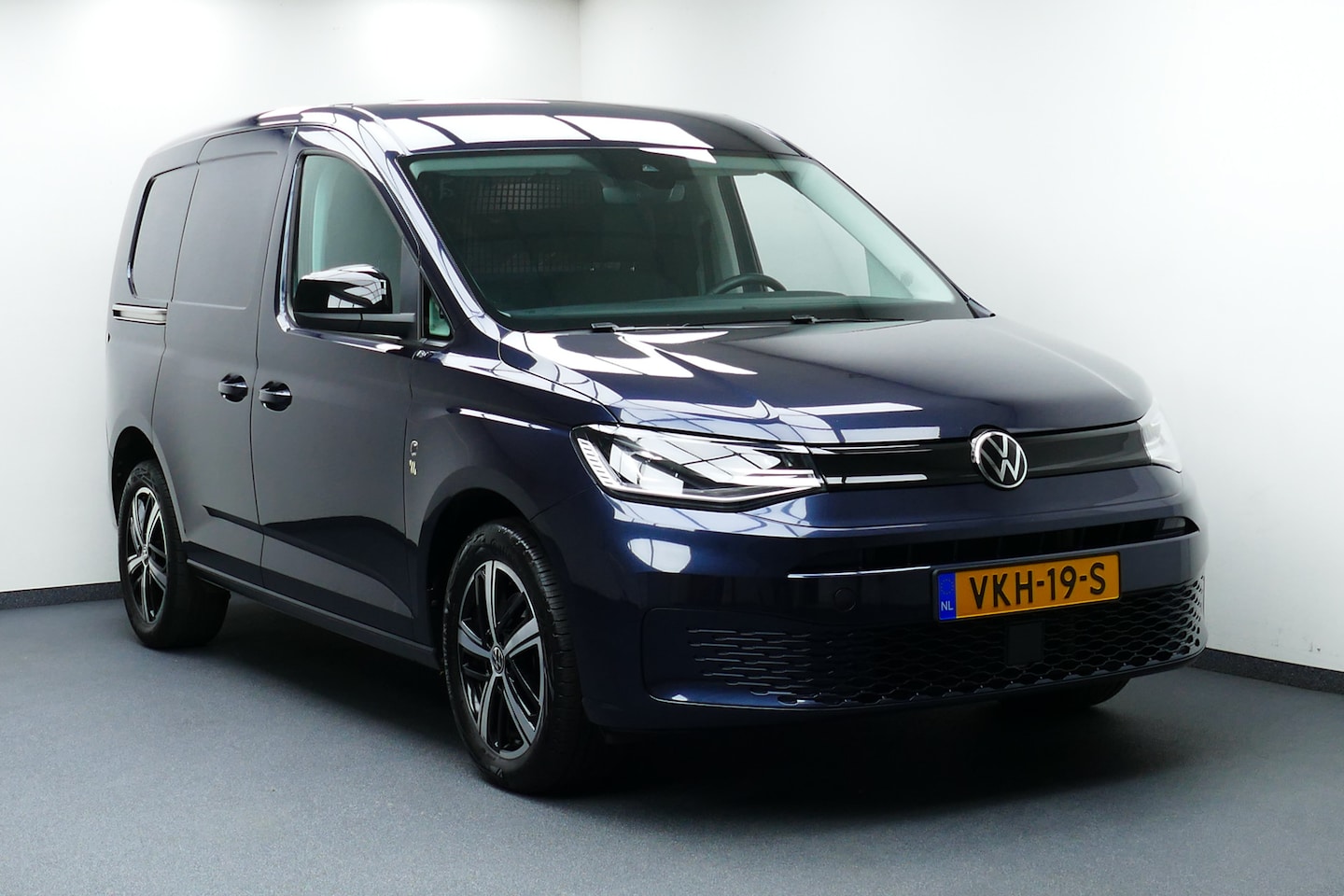 Volkswagen Caddy Cargo - 2.0 TDI 1st Edition. Adap Cruise, 17"LMV, Led Koplampen, Trekhaak, Park Sensors - AutoWereld.nl