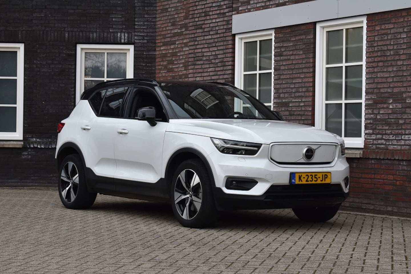 Volvo XC40 - Recharge P8 AWD R-Design Wij zijn op afspraak geopend! Graag bellen voor uw komst. - AutoWereld.nl