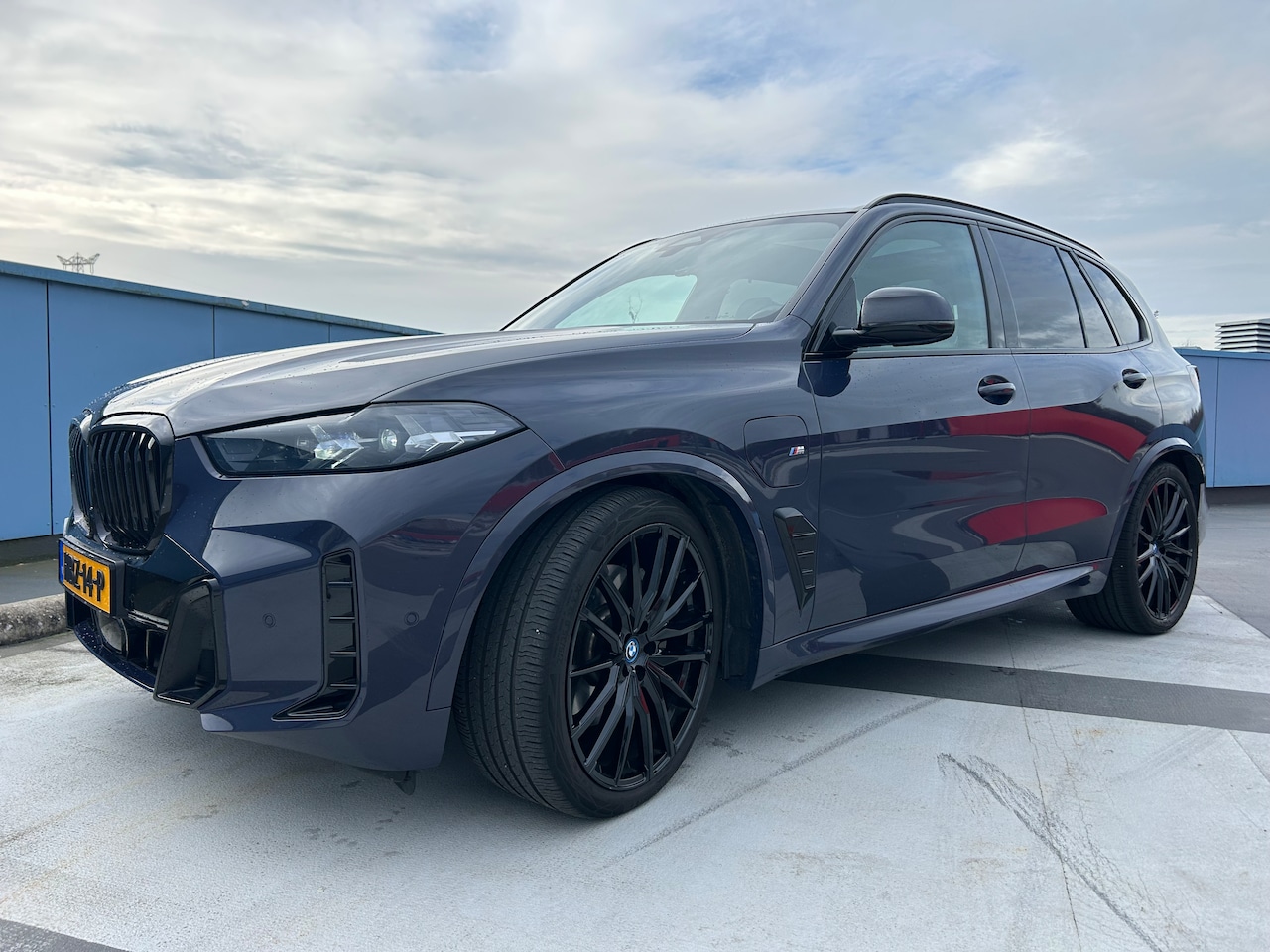 BMW X5 - xDrive50e M-Sportpakket, Panorama, Harman Kardon, trekhaak, comfort stoelen, Sepia Blue - AutoWereld.nl