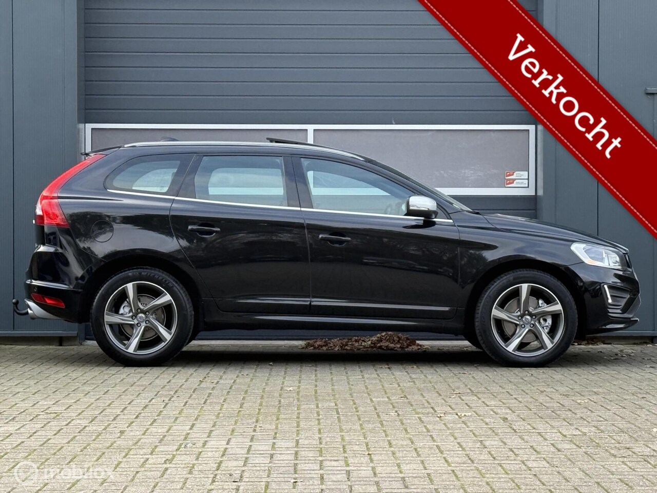 Volvo XC60 - 2.4 D5 AWD 215PK R-Design Geartronic Panodak/Nav/Xenon/19inch/Camera/Trekhaak/AdapCC/Blis/ - AutoWereld.nl
