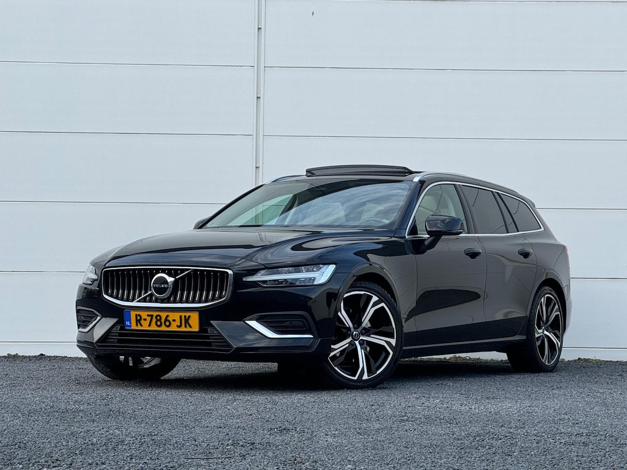 Volvo V60 - 2.0 B4 197 PK Org NL Pano Keyless BLIS Lane assist Pilot plus Stoel+Stuurverwarming+ Stoel - AutoWereld.nl