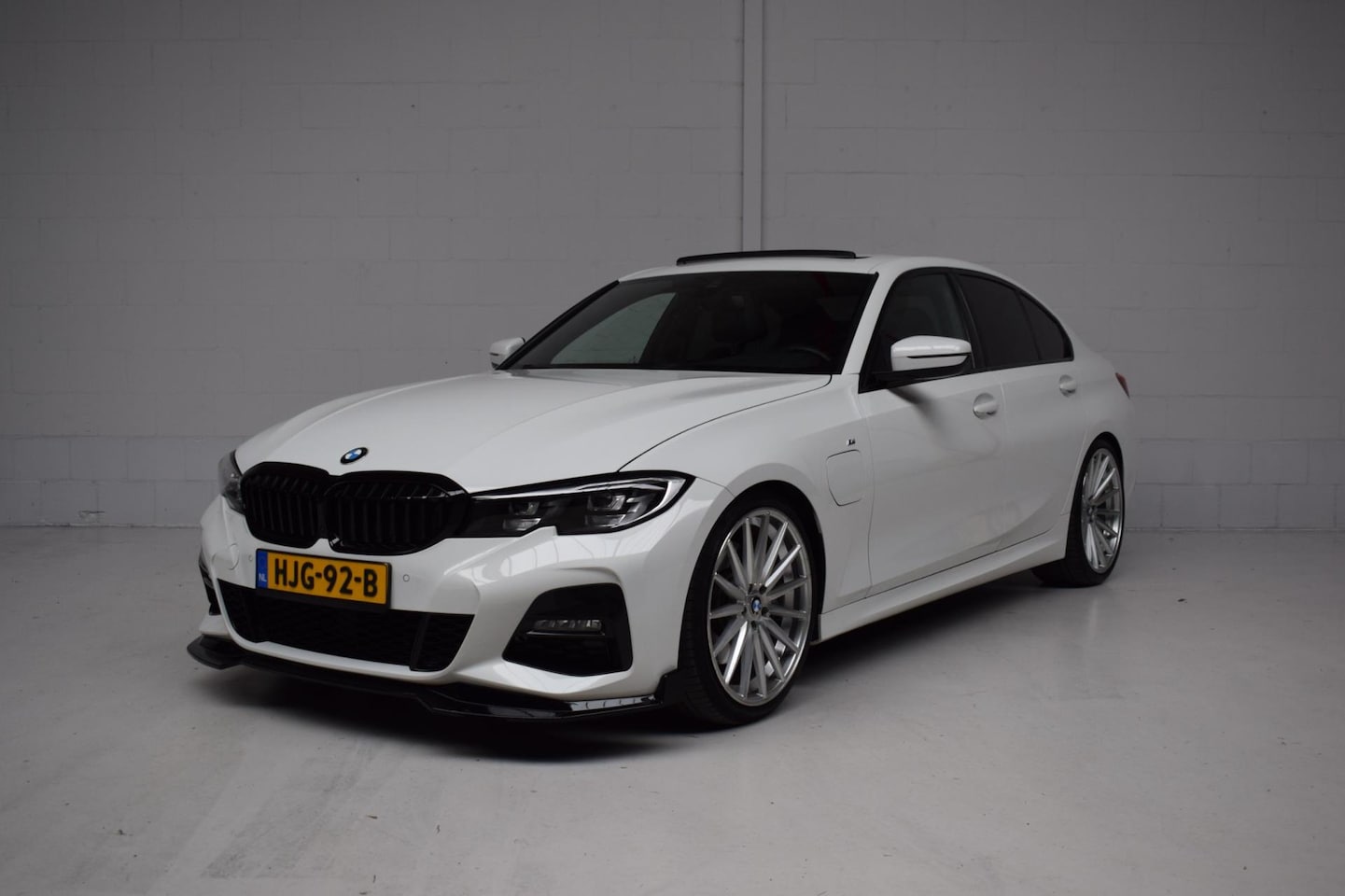BMW 3-serie - 330e M-SPORT / SOH 93% / UNIEK / CARPLAY / SCHUIFDAK / DEALER-ONDERHOUDEN / 20INCH / SFEER - AutoWereld.nl