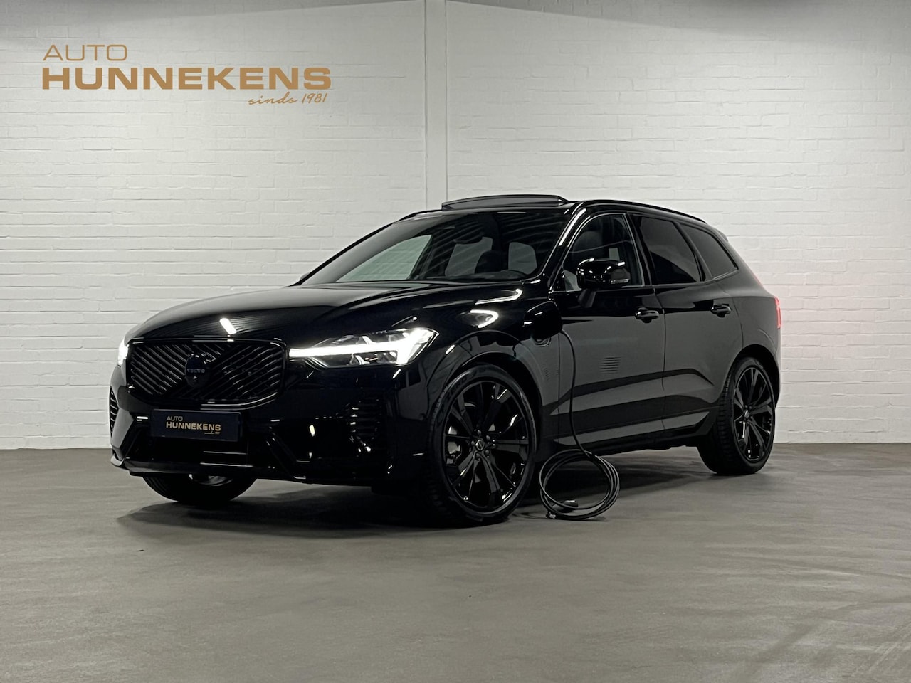 Volvo XC60 - T8 Black Edition *455Pk* | Luchtvering | Open dak | Massage | Bowers & Wilkins | Trekhaak - AutoWereld.nl