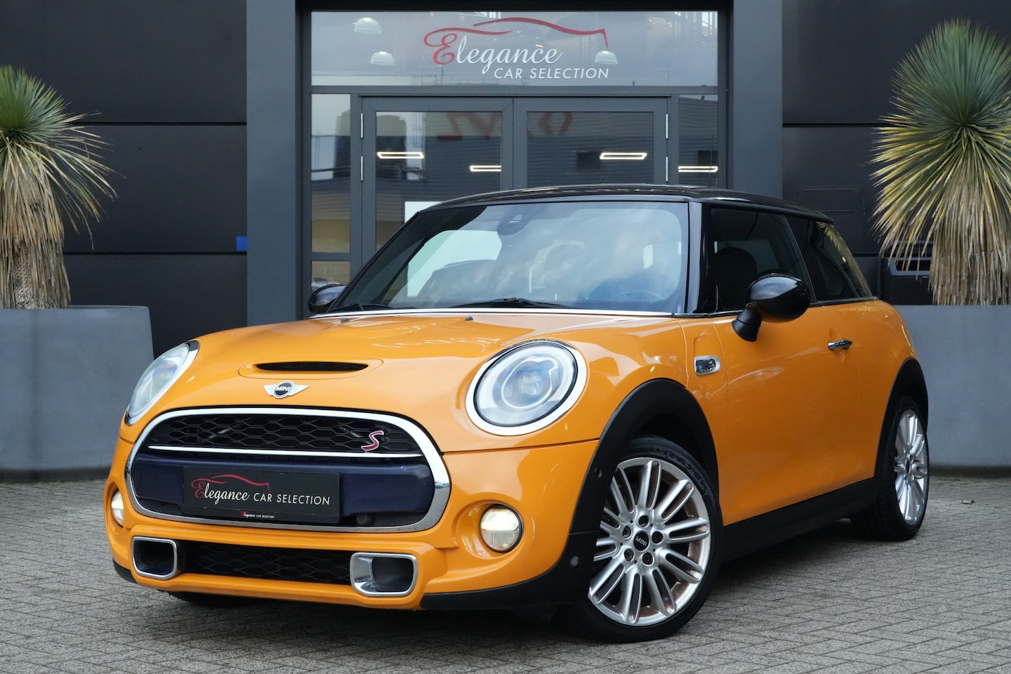 MINI Cooper S - Mini 2.0 Chili Serious Business 192pk Stoelverwarming/Navigatie/Camera - AutoWereld.nl
