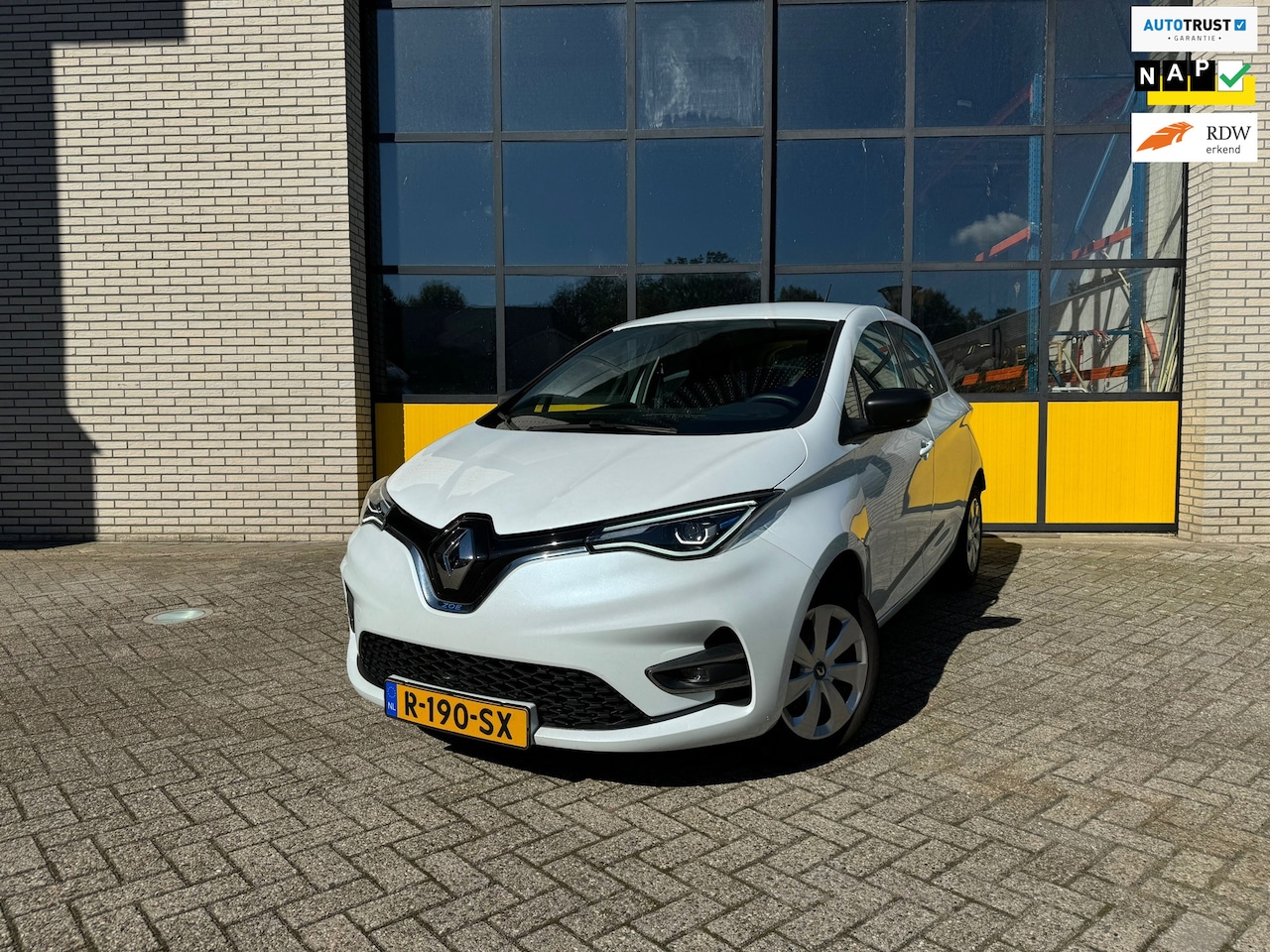 Renault Zoe - Accu huur 52 kWh, Led, 4 seizoenen banden apple en Android CarPlay - AutoWereld.nl