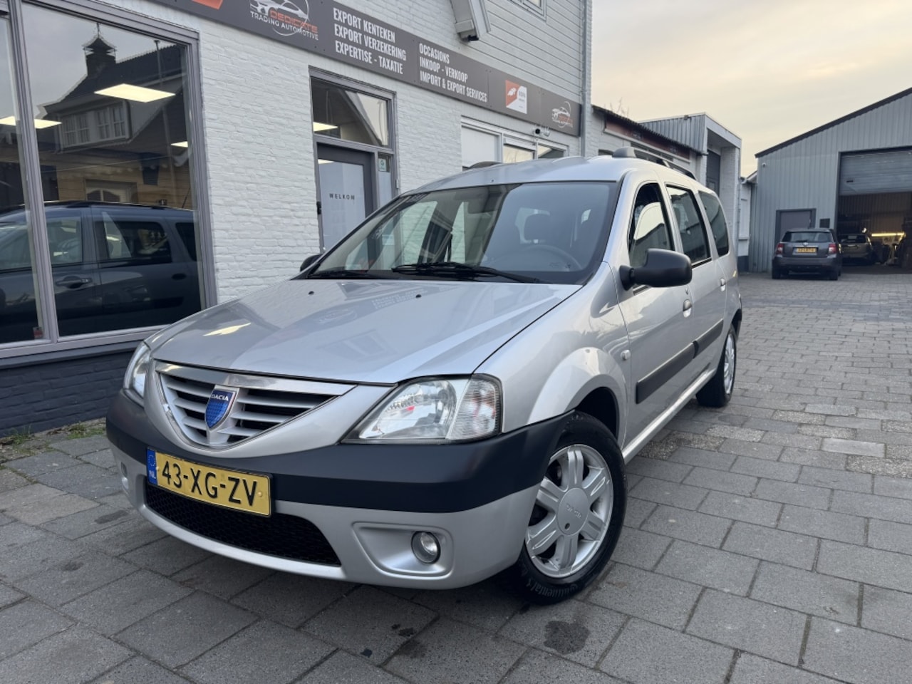Dacia Logan MCV - 1.6 Lauréate 7p *DEALER OUNDERHOUDEN* - AutoWereld.nl
