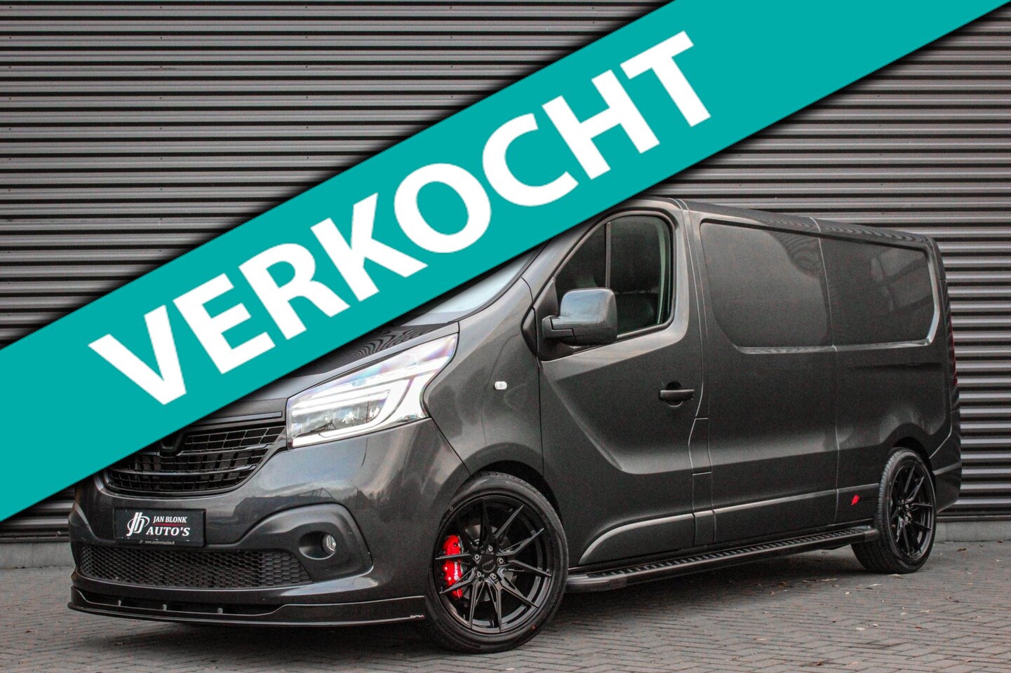 Renault Trafic - 2.0 dCi T29 L2H1 Work Edition FULL BLACK / SIDE- BARS / TREKHAAK / NAVIGATIE / VERLAAGD / - AutoWereld.nl