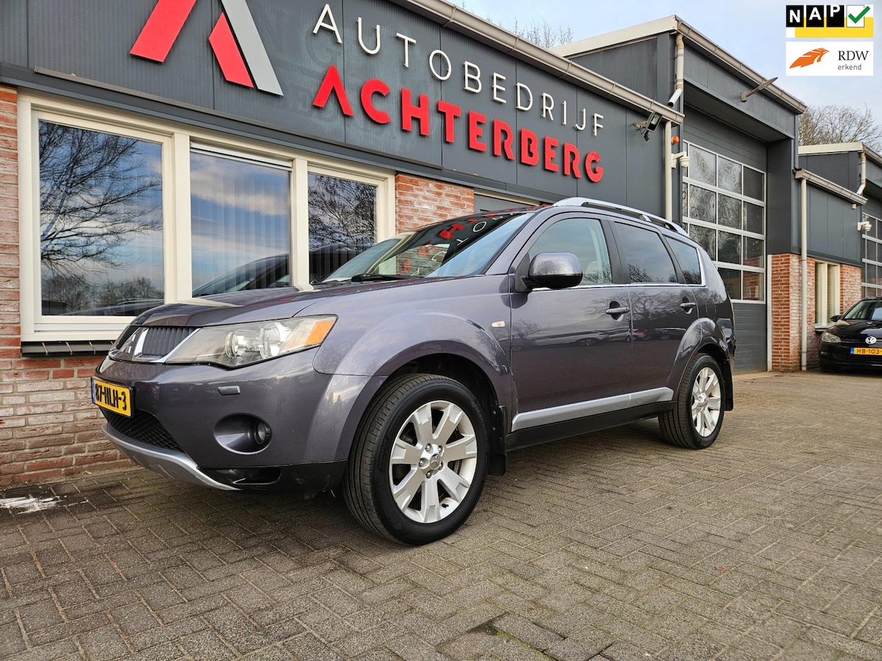 Mitsubishi Outlander - 2.4 Instyle Automaat! Trekhaak! 7-Zitplaatsen! 4WD! Airco! Nette Auto! - AutoWereld.nl