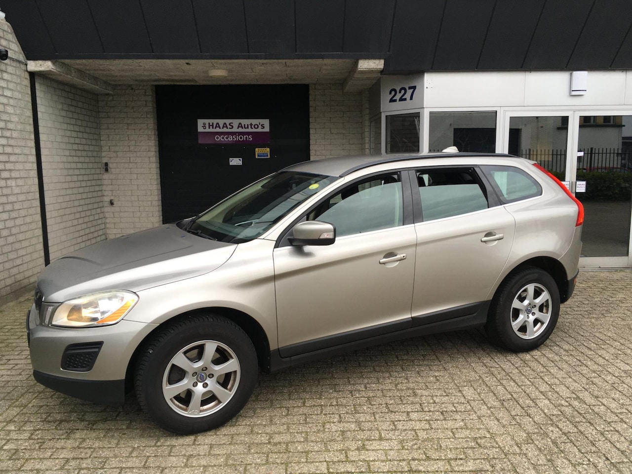 Volvo XC60 - 2.0 D3 Kinetic / EURO-5 / TREKHAAK / ALU VELGEN / MOOIE AUTO / APK 2027 - AutoWereld.nl