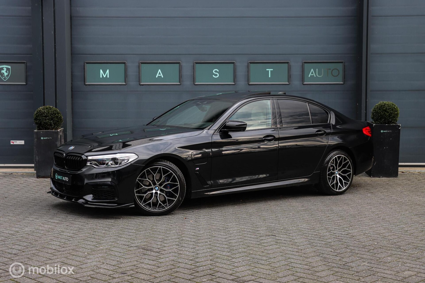 BMW 5-serie - 530e xDrive High Executive|M-sport|HUD|Pano|H&K|Nappa leder - AutoWereld.nl
