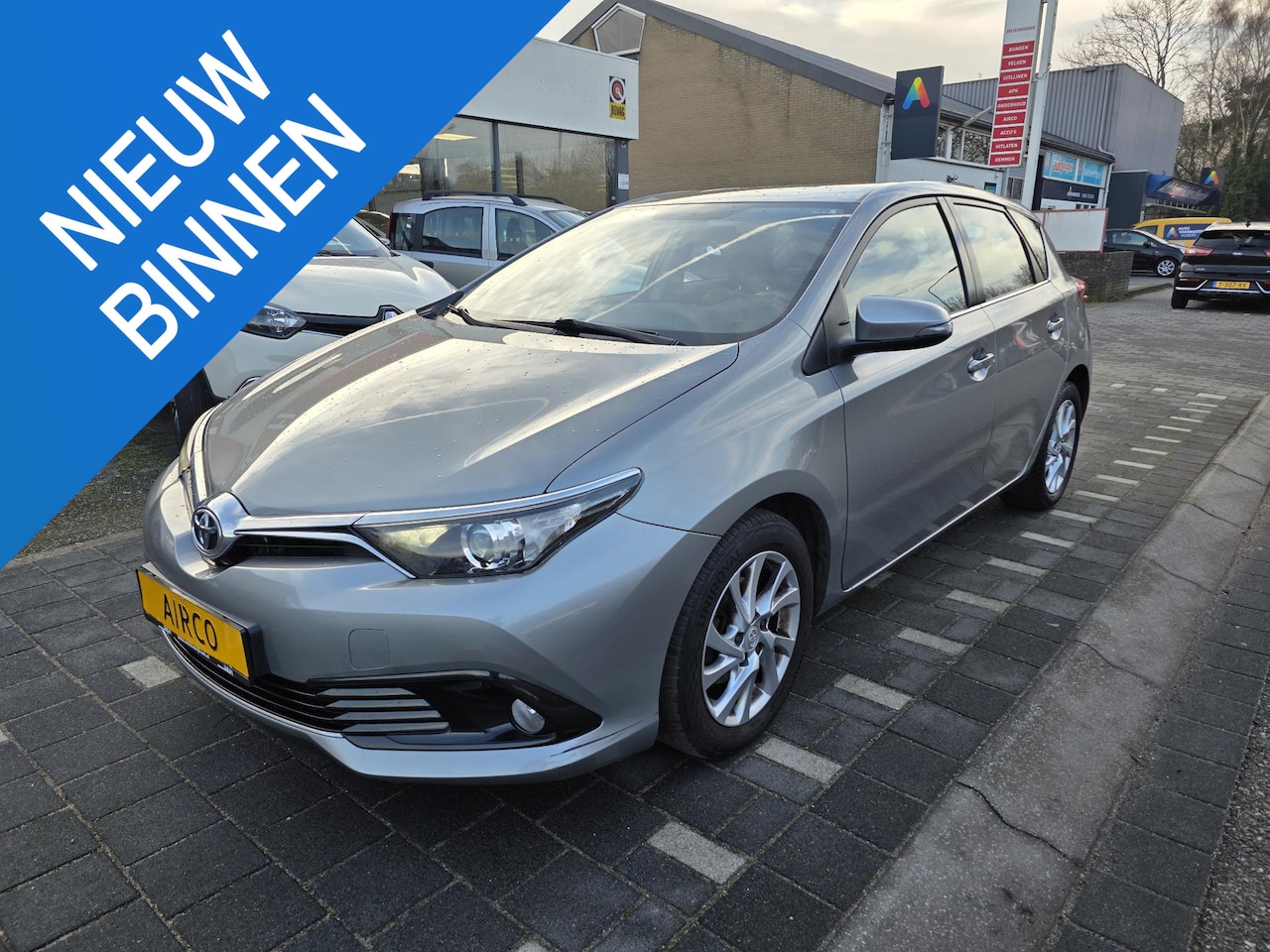 Toyota Auris - 1.2T Active 5 deurs, airco, achteruitrij camera, sportvelgen, div acc. - AutoWereld.nl