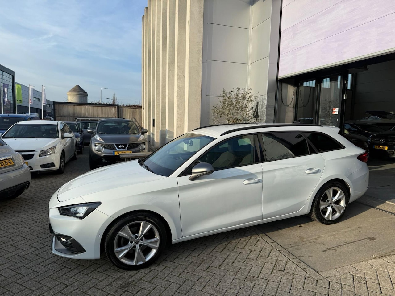 SEAT Leon Sportstourer - 1.5 eTSI FR SFEER! LED! CARPLAY! INRUIL MOGELIJK! - AutoWereld.nl