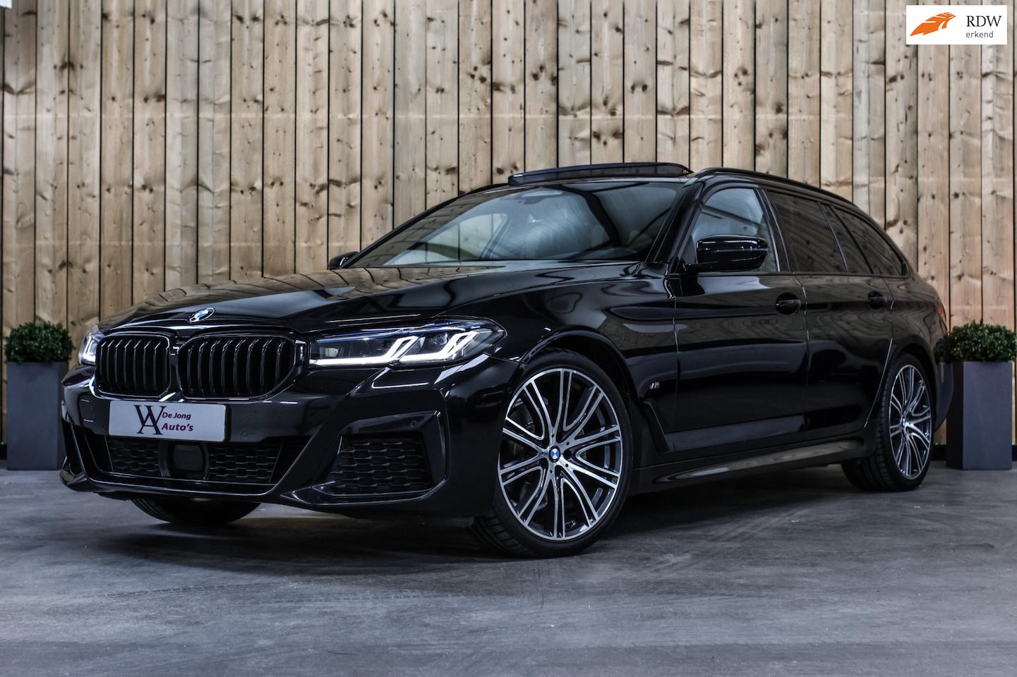 BMW 5-serie Touring - 520d M-Sport *Pano*4-Wiel besturing*Head-Up*Trekhaak* - AutoWereld.nl