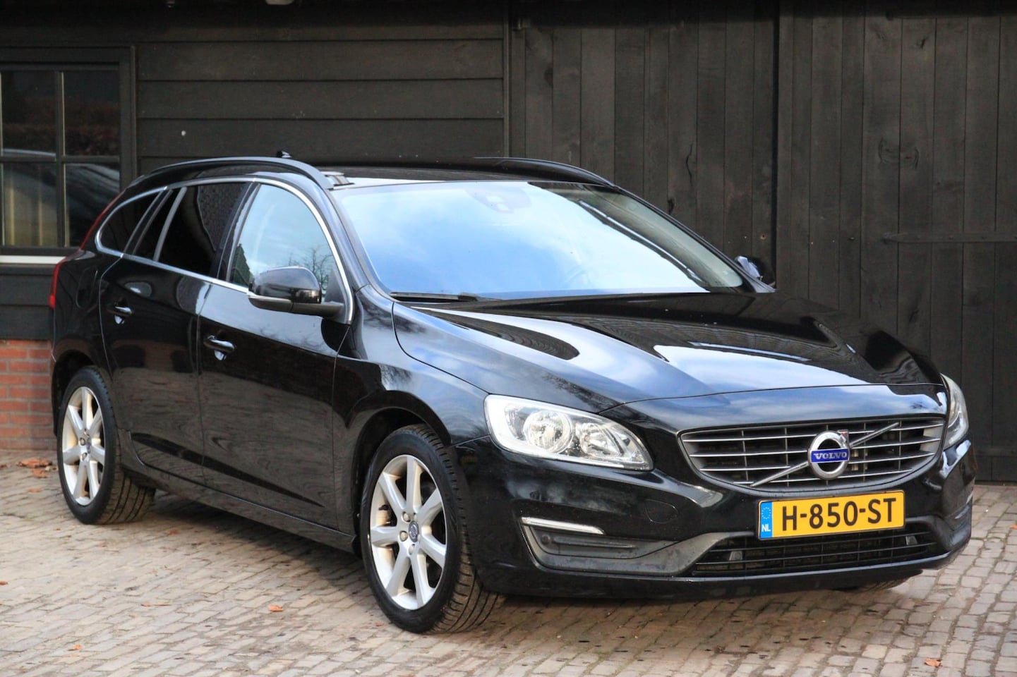 Volvo V60 - 2.0 D2 Momentum Navigatie/Parkeersensor v,a/17"inch lmv/Trekhaak - AutoWereld.nl