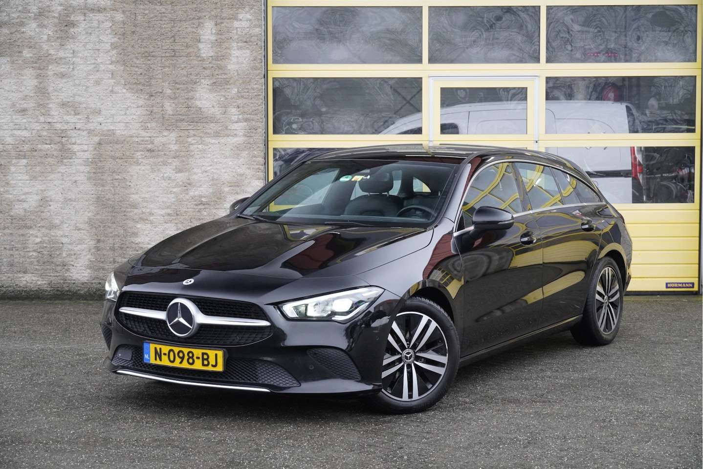 Mercedes-Benz CLA-klasse Shooting Brake - 180 Automaat! Business Solution BJ2021 Lmv 17" | Led V+A | Pdc | Navi | Elek. trekhaak | E - AutoWereld.nl