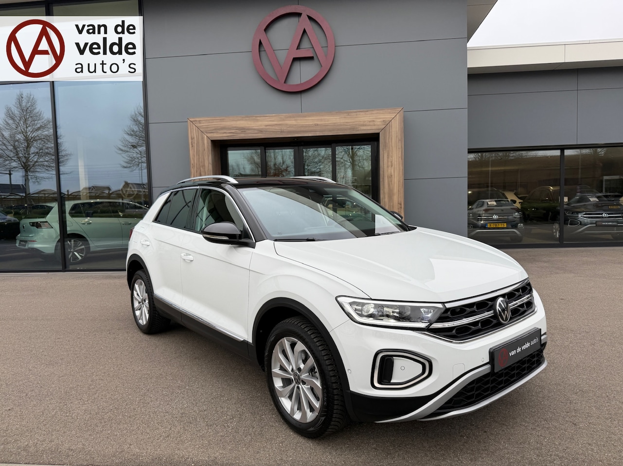 Volkswagen T-Roc - 1.5 TSI 150pk DSG Style | Trekhaak | Navi | IQ light | Adapt. Cruise | Rijklaar incl. gara - AutoWereld.nl