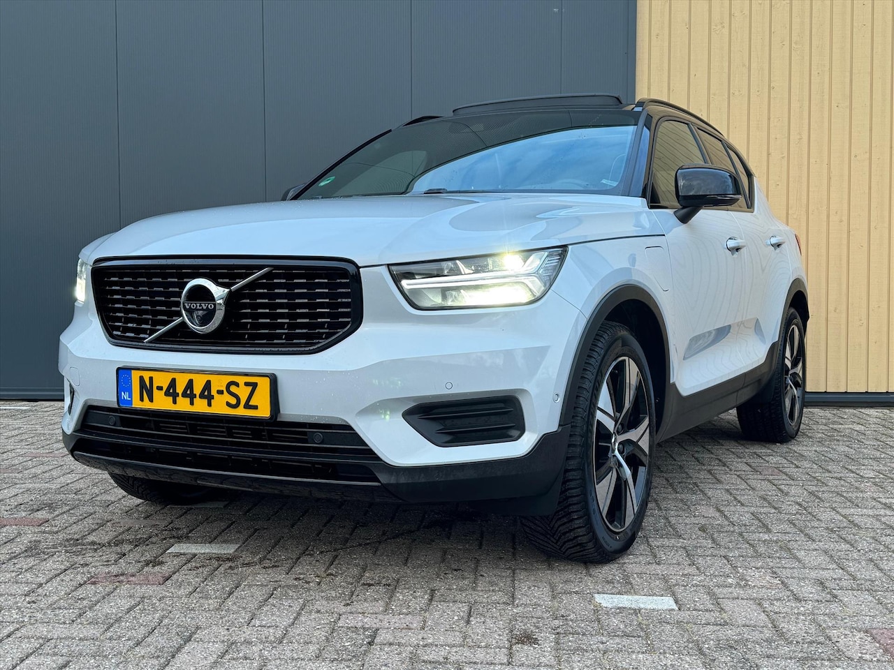 Volvo XC40 - T5 Twin Engine 262pk Geartronic R-Design | NL Auto | Pano H&K | Trekhaak | ACC | Stoel/Stu - AutoWereld.nl