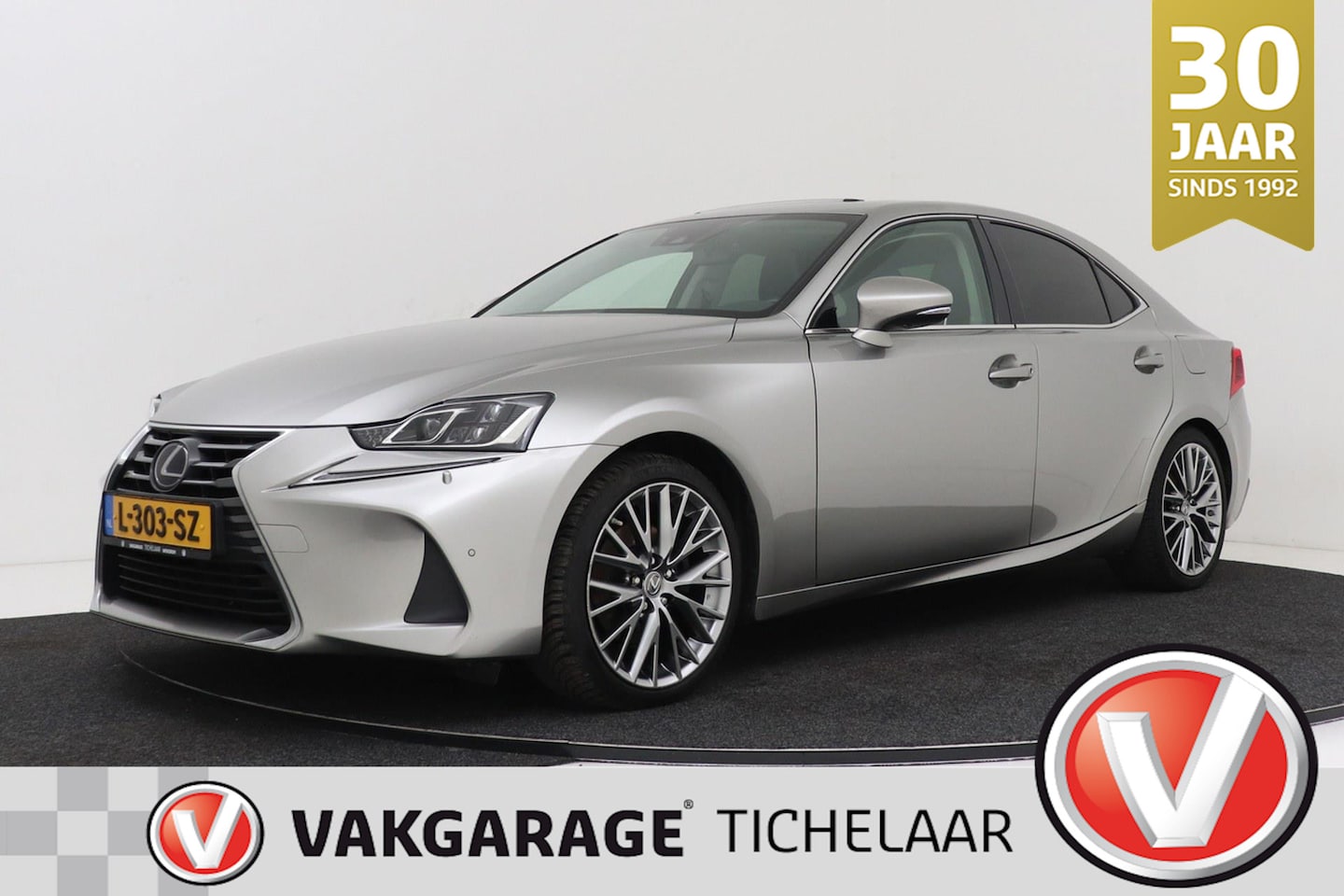 Lexus IS - 300h Hybrid Luxury | Trekhaak | Leer | Camera | Navigatie | PDC | Keyless Entry/Start | Ad - AutoWereld.nl