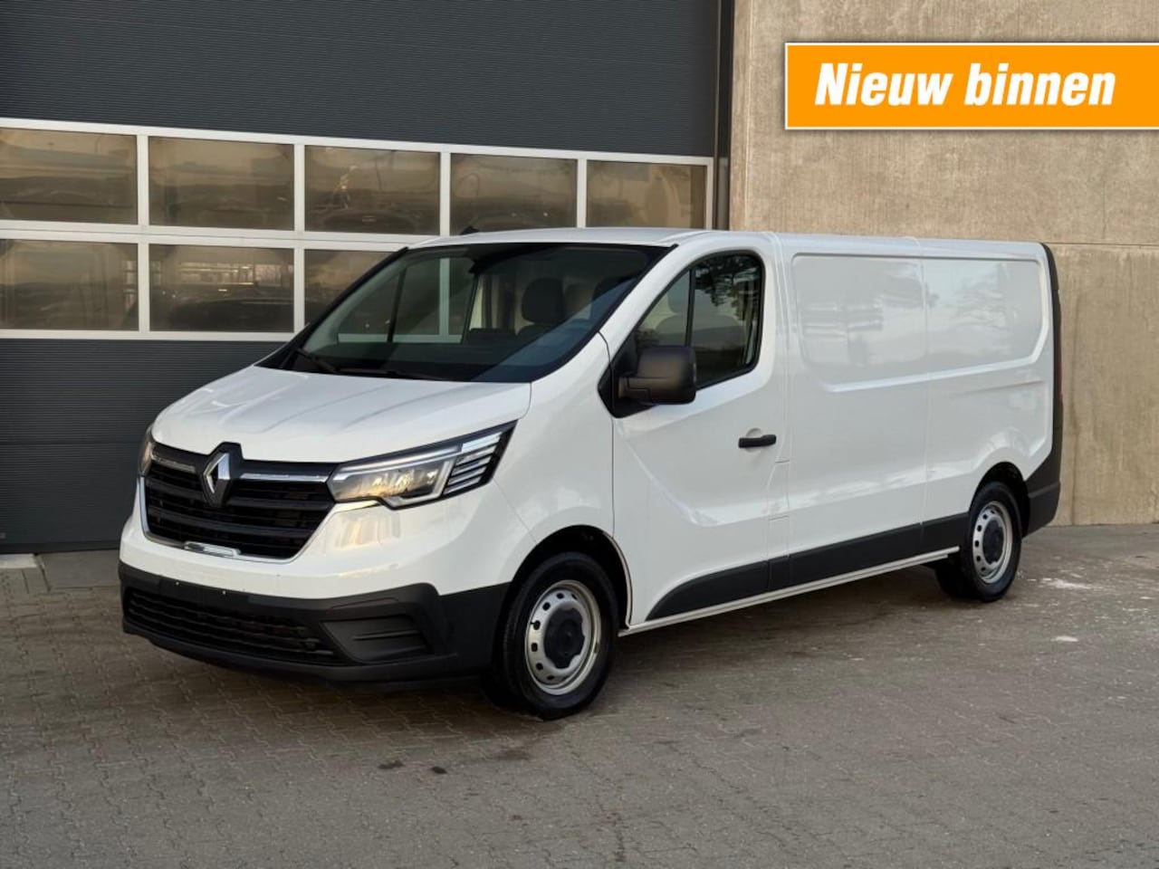 Renault Trafic - 2.0D 130 pk L2H1 - Navi/Applecarplay/Android auto/ camera/ trekhaak/ all season banden - AutoWereld.nl