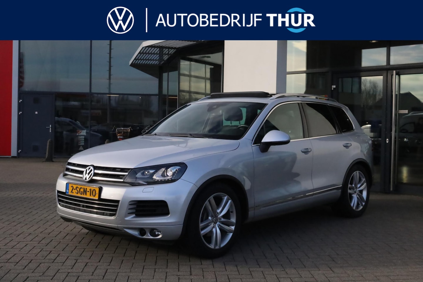 Volkswagen Touareg - 3.0 TDI R-line NL auto, 2e eigenaar, dealeronderhouden door ons, trekhaak, panoramadak, le - AutoWereld.nl