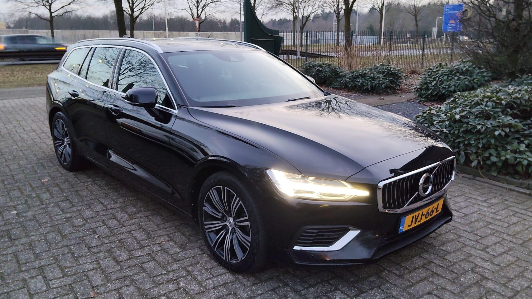 Volvo V60 - 2.0 T6 Recharge AWD Business Pro 2.0 T6 Recharge AWD Business Pro - AutoWereld.nl