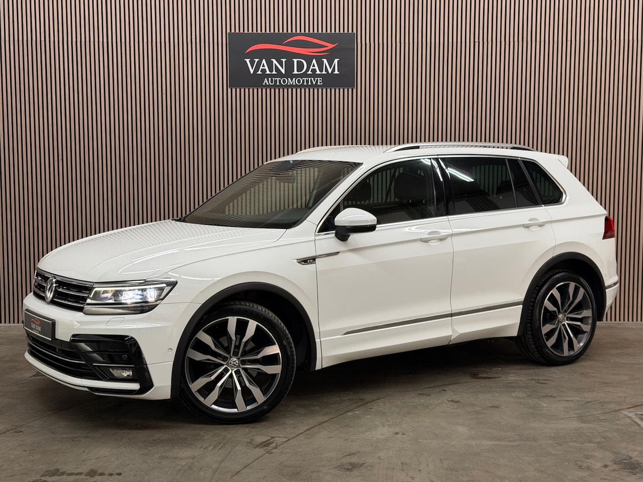 Volkswagen Tiguan - 1.4 TSI ACT R-Line 2017 DSG LED CAMERA NAVI - AutoWereld.nl