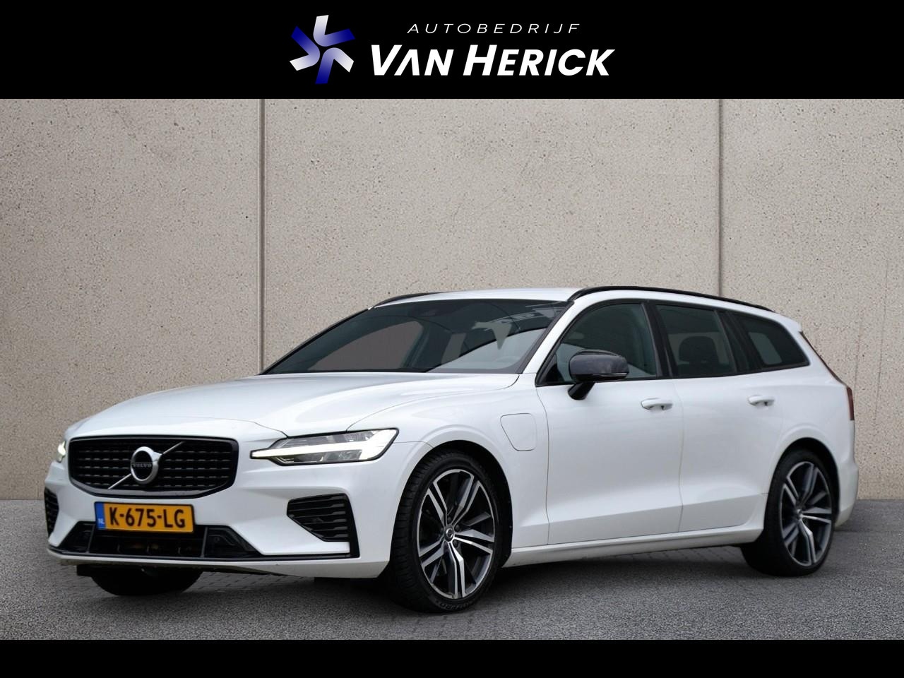 Volvo V60 - 2.0 T6 Recharge AWD R-Design | ACC | Achteruitrijcamera | 19" LMV - AutoWereld.nl