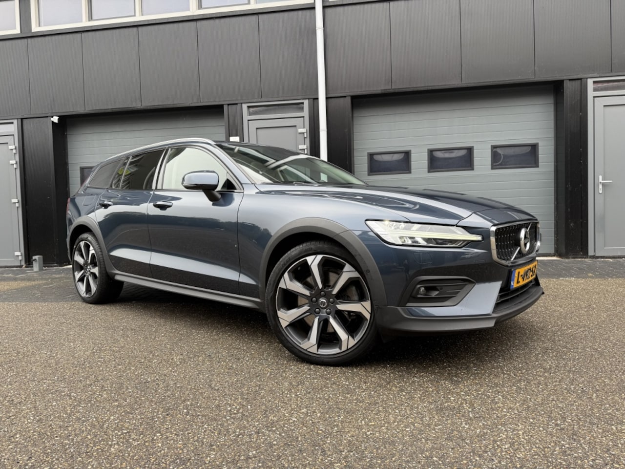Volvo V60 Cross Country - 2.0 B5 AWD Pro Pano, Keyless, HUD, Camera... - AutoWereld.nl