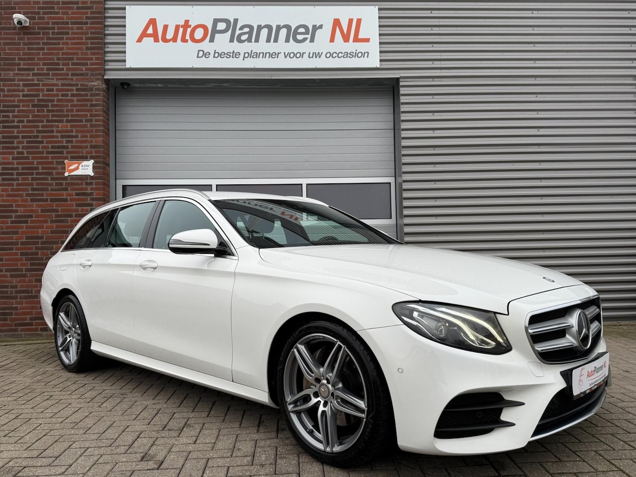 Mercedes-Benz E-klasse - 200 AMG Line! Camera! Navi! Sfeerver.! - AutoWereld.nl