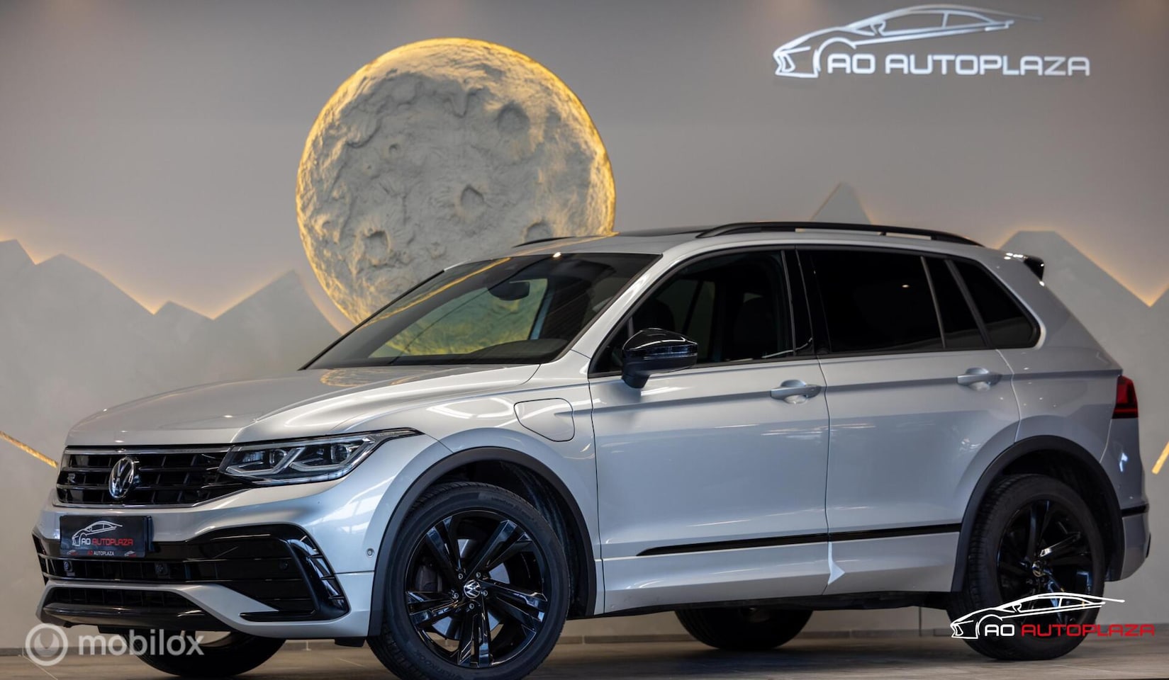 Volkswagen Tiguan - 1.4 TSI eHybrid 3x R-Line Panorama/Keyless/IQ Light - AutoWereld.nl