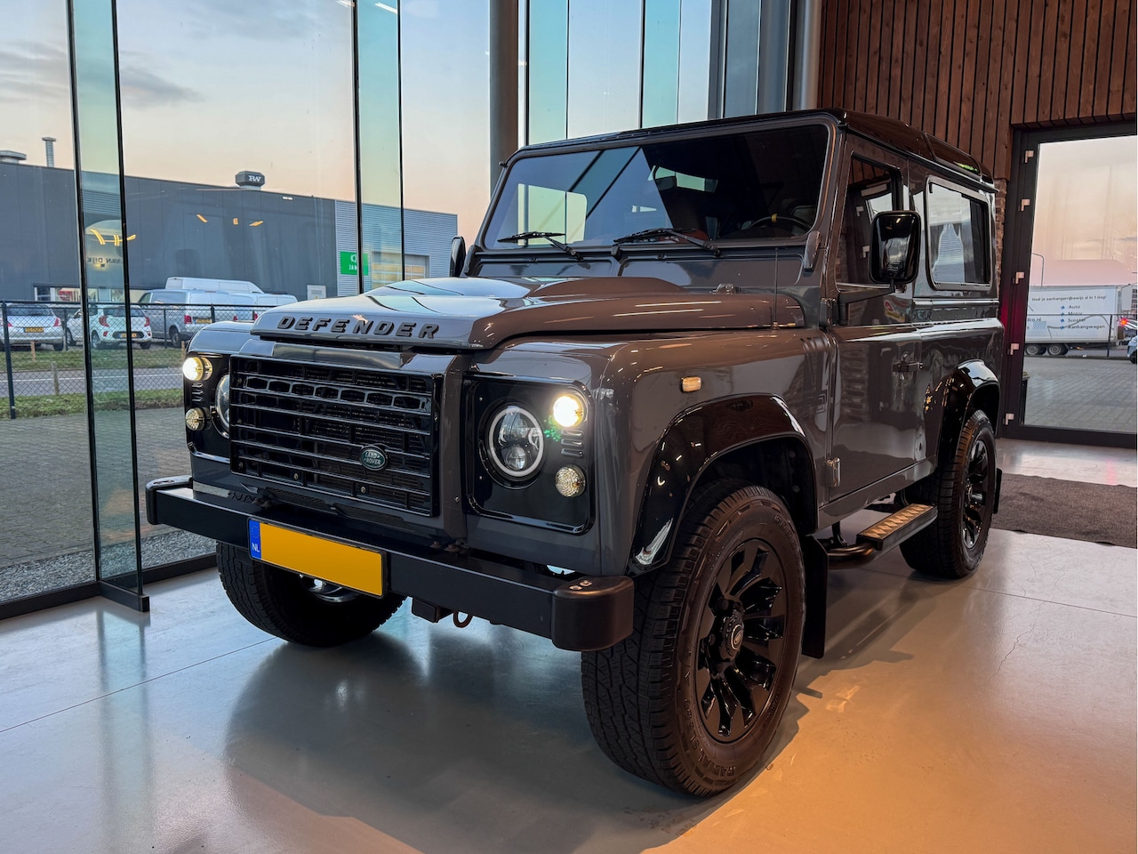 Land Rover Defender - 2.4 TD SW 90" Rough 18", trekhaak, leder, stoelverw. navi, - AutoWereld.nl