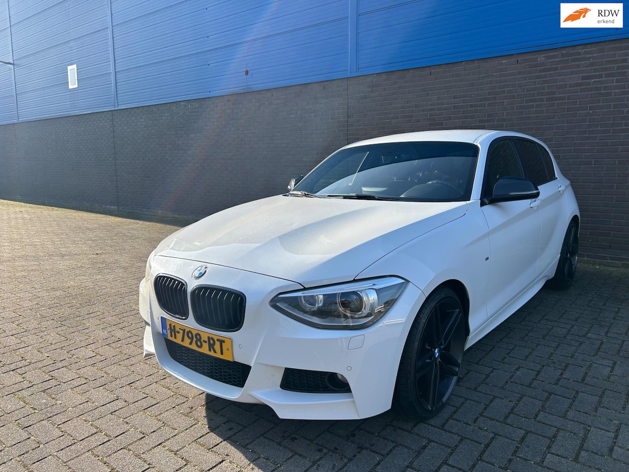 BMW 1-serie - 125i High Executive | M-Sportpakket | 19” LM Velgen | Automaat | Alcantara | Stoelverwarmi - AutoWereld.nl