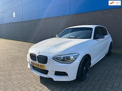 BMW 1-serie - 125i High Executive | M-Sportpakket | 19” LM Velgen | Automaat | Alcantara | Stoelverwarmi