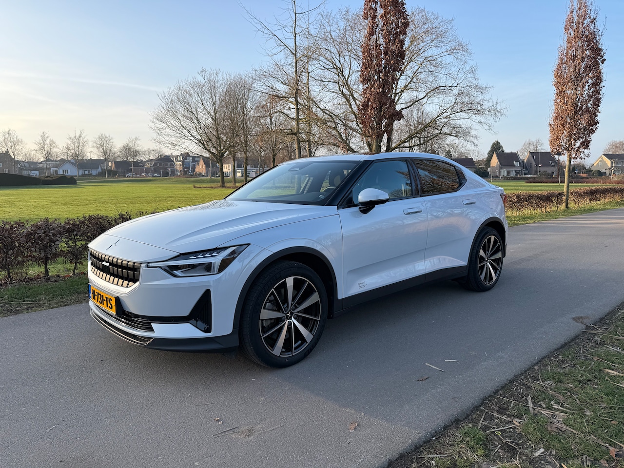 Polestar 2 - 63kWh Standard Range Single motor Plus pakket | Origineel NL | Panoramadak | Stoelverwarming voor + achter | Stuurwielverwar - AutoWereld.nl