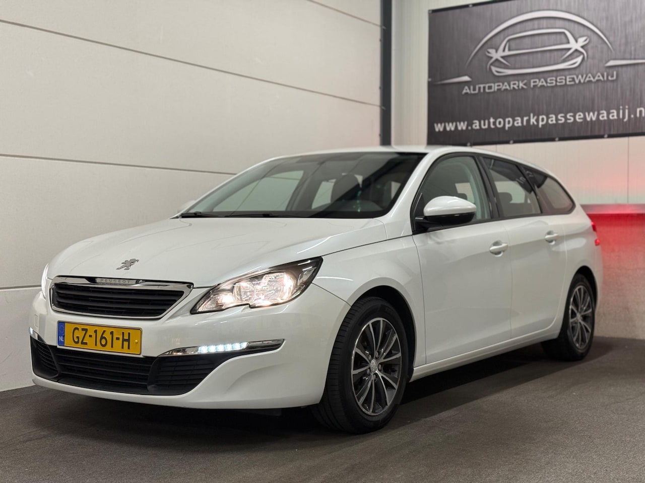 Peugeot 308 SW - 1.2 PureTech Cruise Control, NAP, Navigatie, Airco, USB, Elek Ramen, Xenon, Electronic Cli - AutoWereld.nl