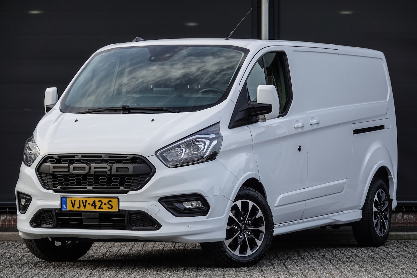 Ford Transit Custom - L2H1 2.0 TDCI 185Pk Aut. | Sport 320 | Stoel-Bank | 2xSchuifdeur | Achteruitrijcamera | Tr - AutoWereld.nl