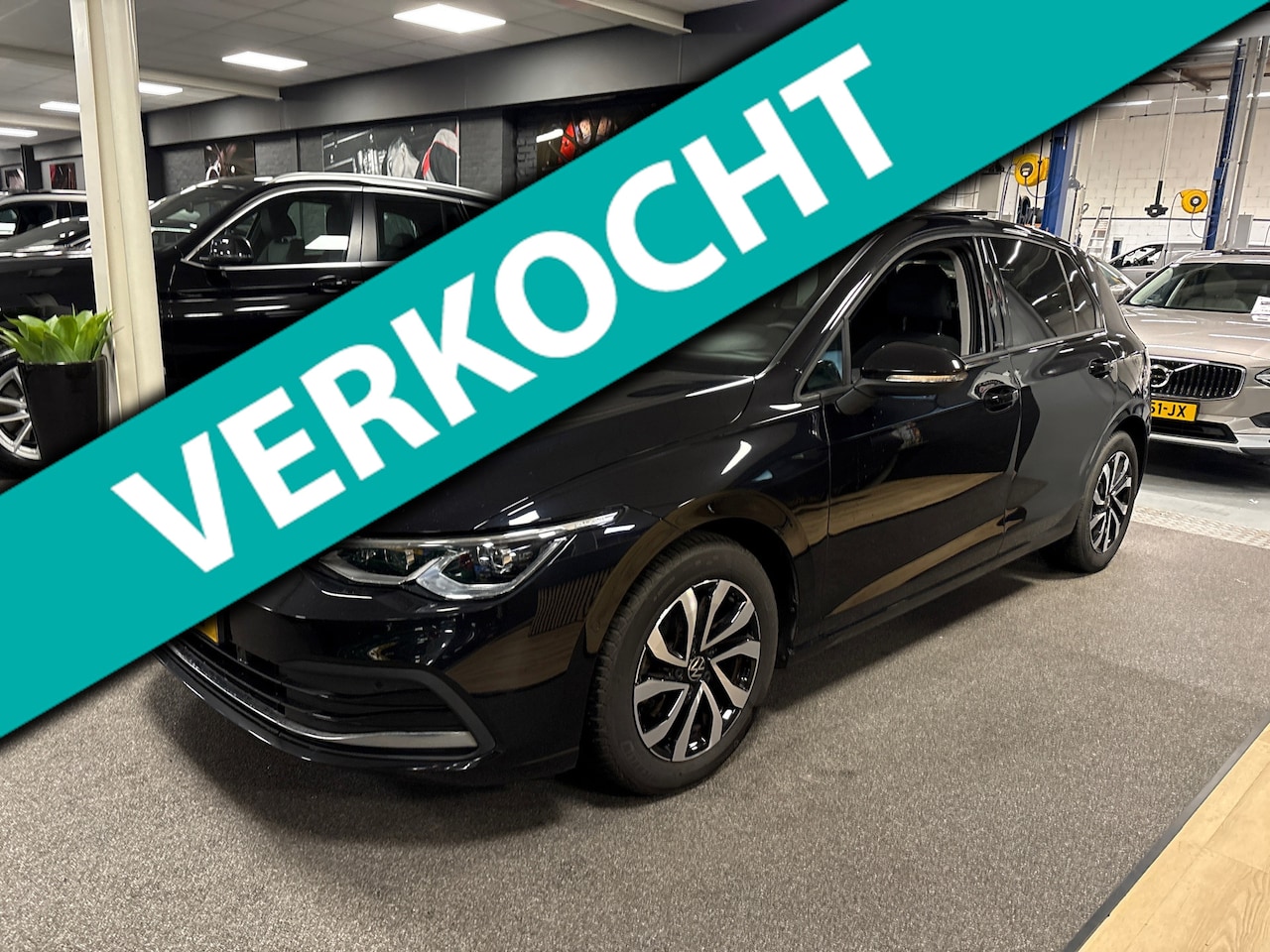 Volkswagen Golf - 1.0 eTSI Life Business active / IQlight / panoramadak / keyless / stoel en stuur verwarmin - AutoWereld.nl